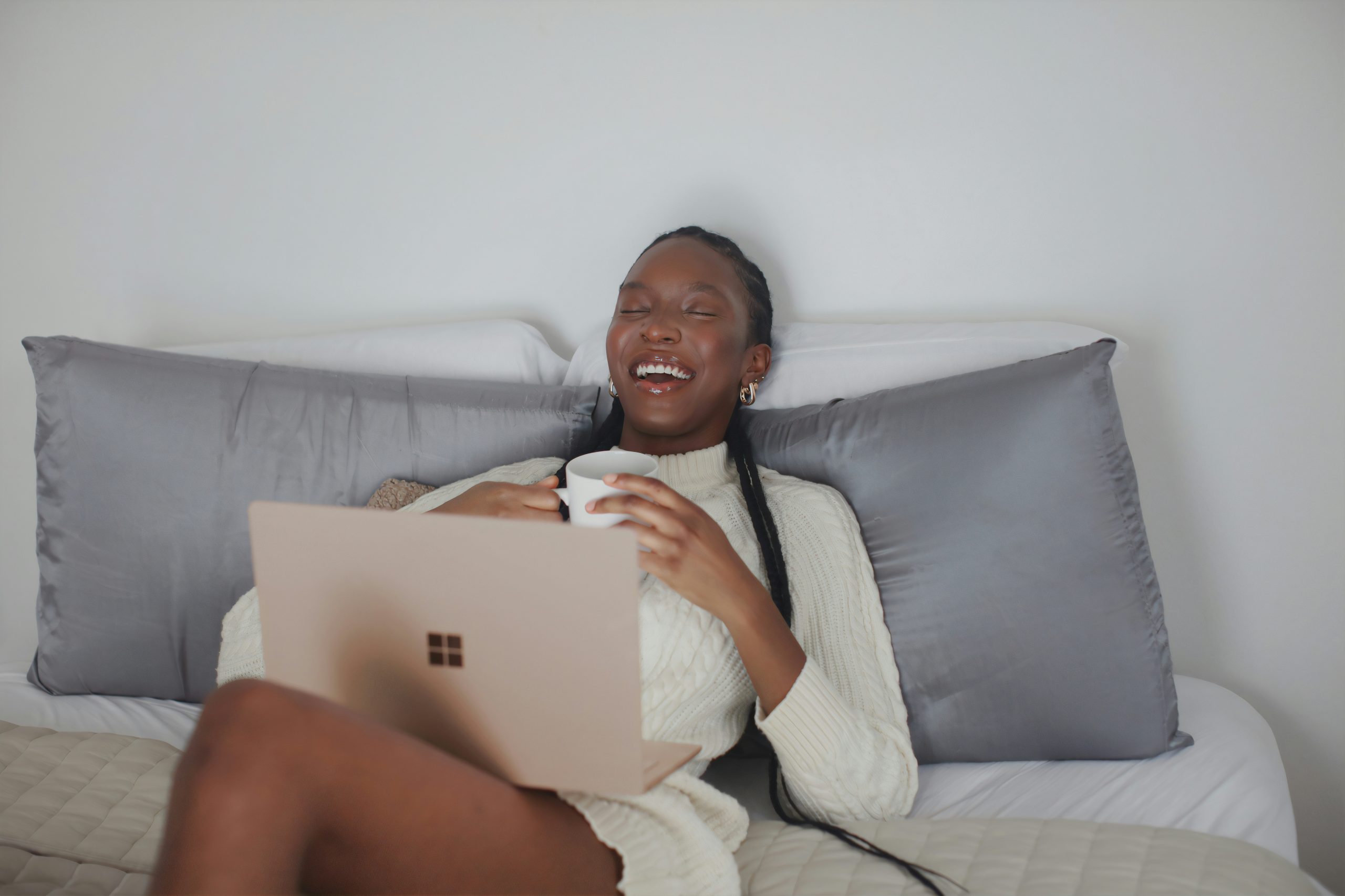 Estudiante capacitándose online en psicología clínica de tercera generación